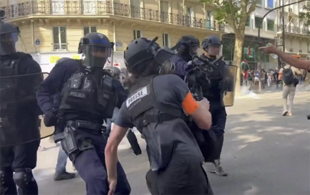Fransa polisi jurnalistlərə güc tətbiq edib - Video