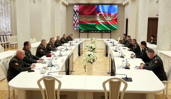 Состоялась встреча глав МО Азербайджана и Беларуси