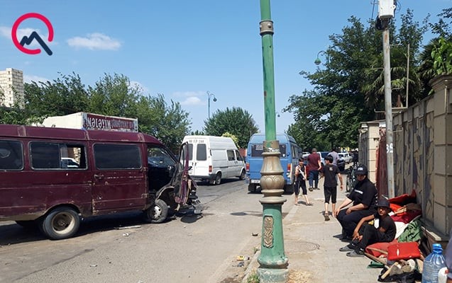 Tarladan qayıdan işçilər qəzaya düşdü -