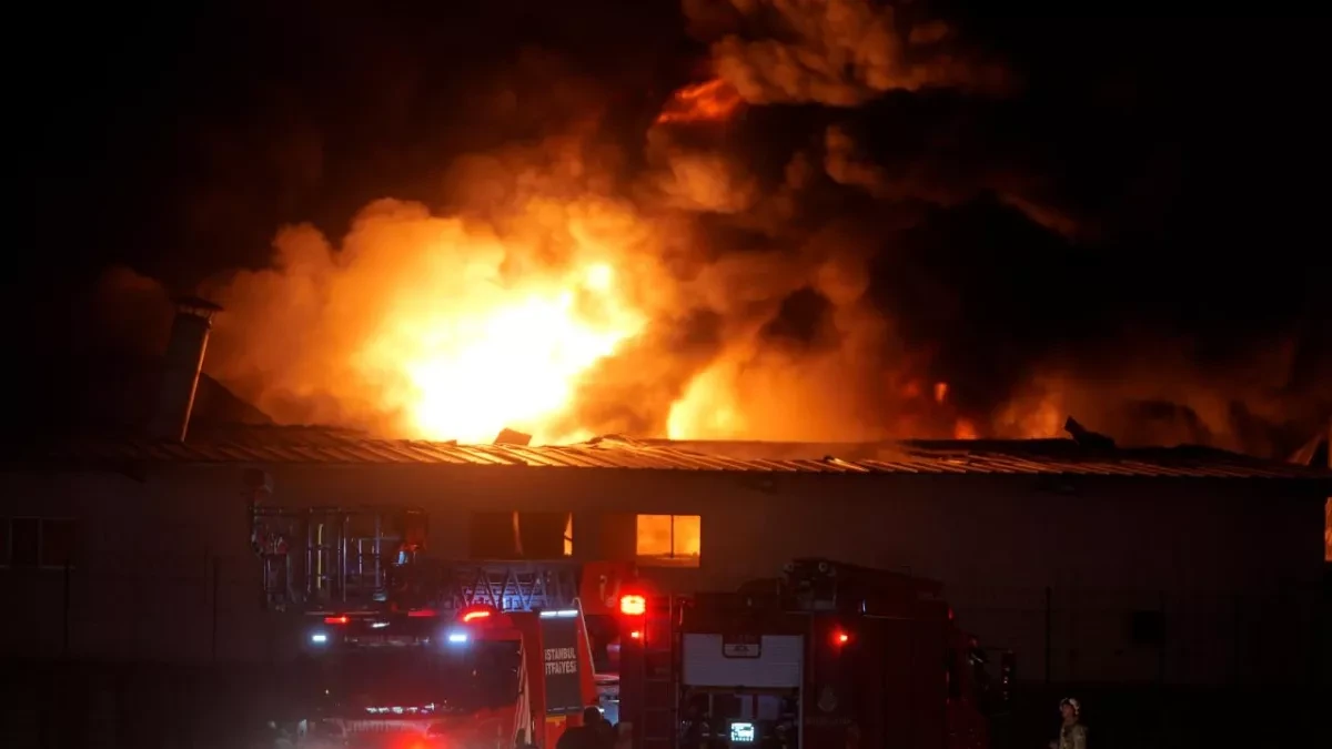 Istanbul: Fire breaks out at plastic, sponge factory Video