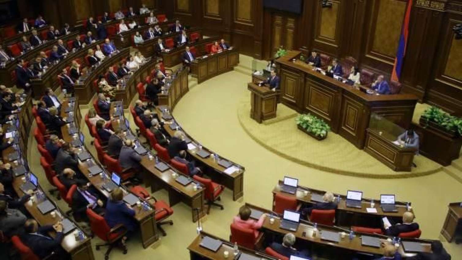 Ermənistanda müxalif deputatın toxunulmazlığı ləğv edildi: Nə baş verir?