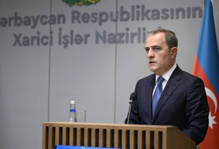 Azerbaijani, Pakistani FMs hold phone talk