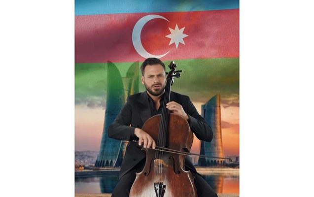 8 milyonluq səhifəsində Azərbaycan mahnısı ifa etdi -