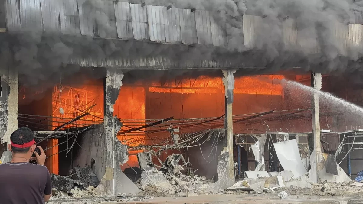 Large fire breaks out at plastic factory in Thailand Photo