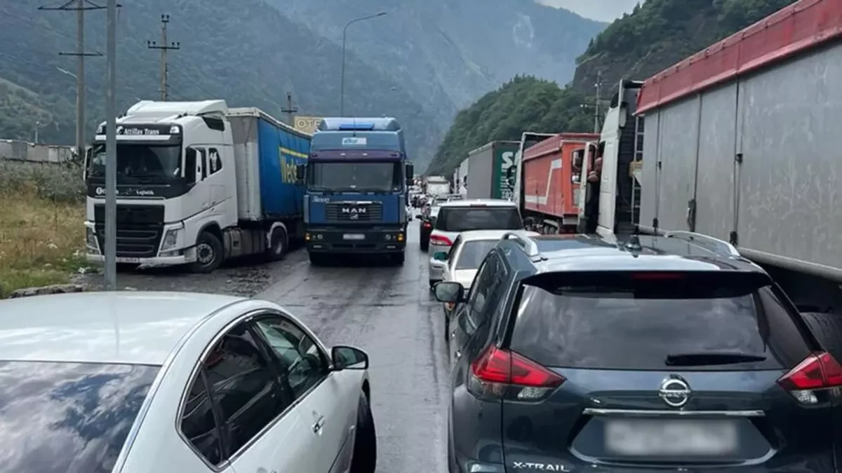 Over 600 Armenian trucks stuck at Russia–Georgia border