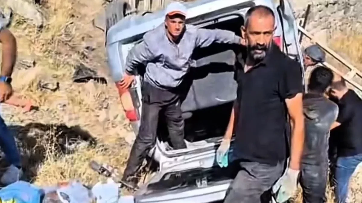 Six injured as Turkish and Azerbaijani cars crash on single-lane road in Iğdır VIDEO