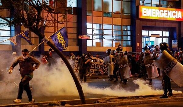 Peru anti-government protesters clash with police
