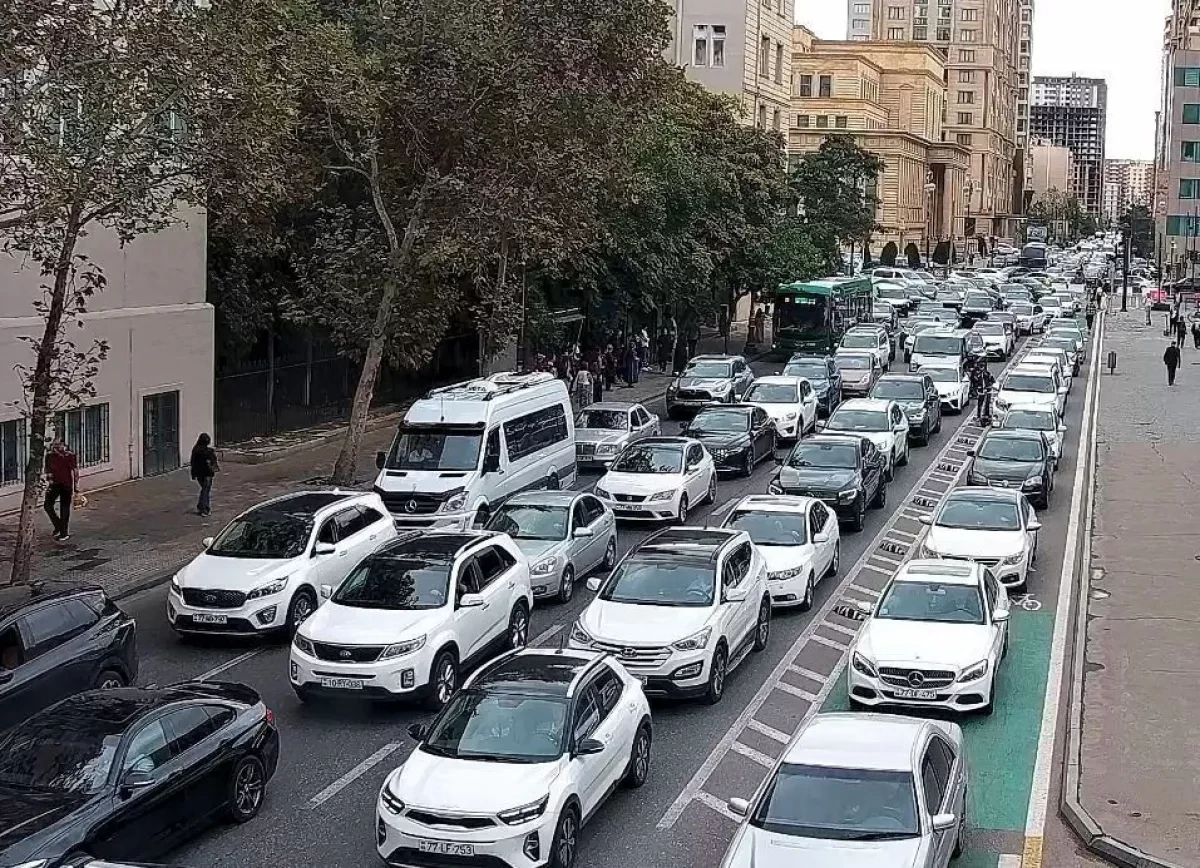 Бакинскую велодорожку превратили в автомобильную полосу ФОТОФАКТ