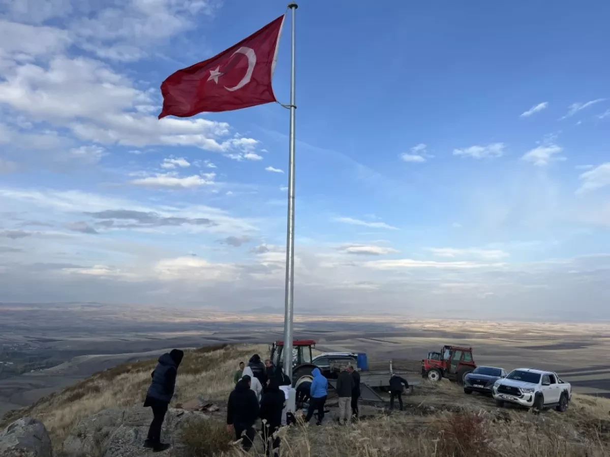 Kars residents raise Turkish flag near border with Armenia 20-year dream