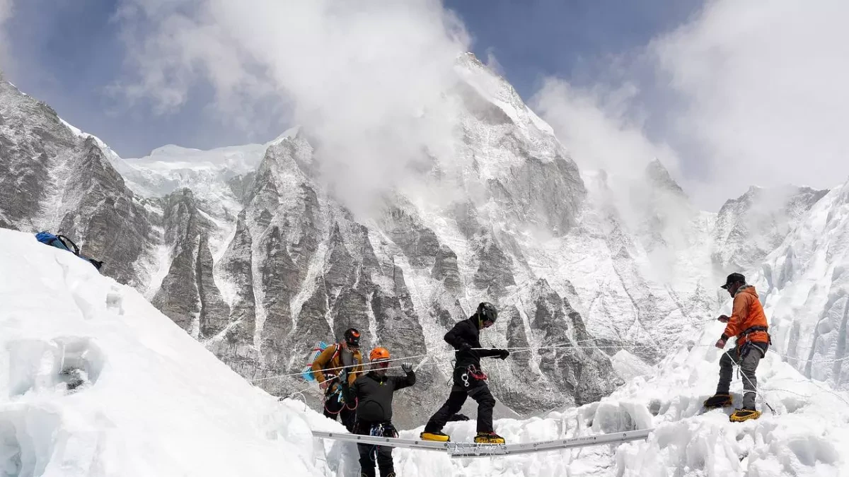 Severe snowfall leaves hundreds of climbers, tourists stranded on Everest