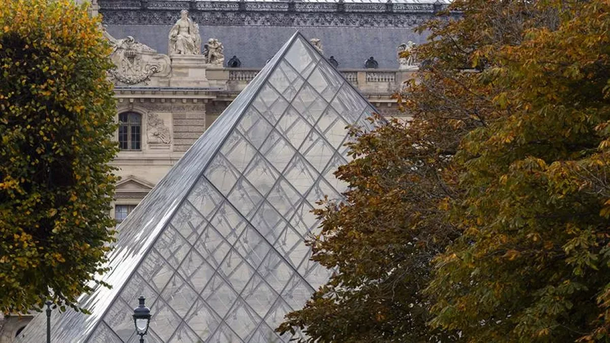 Louvre reopens to visitors three days after jewel heist