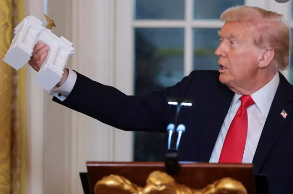 Media: Trump fires arts commission over White House ballroom, "Arc de Trump" plans