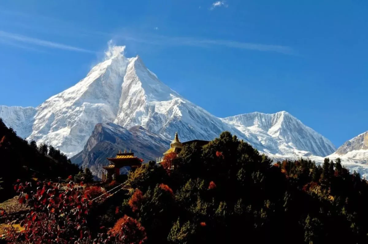 Rescue efforts underway for Russian climbers stranded on Nepal’s Manaslu