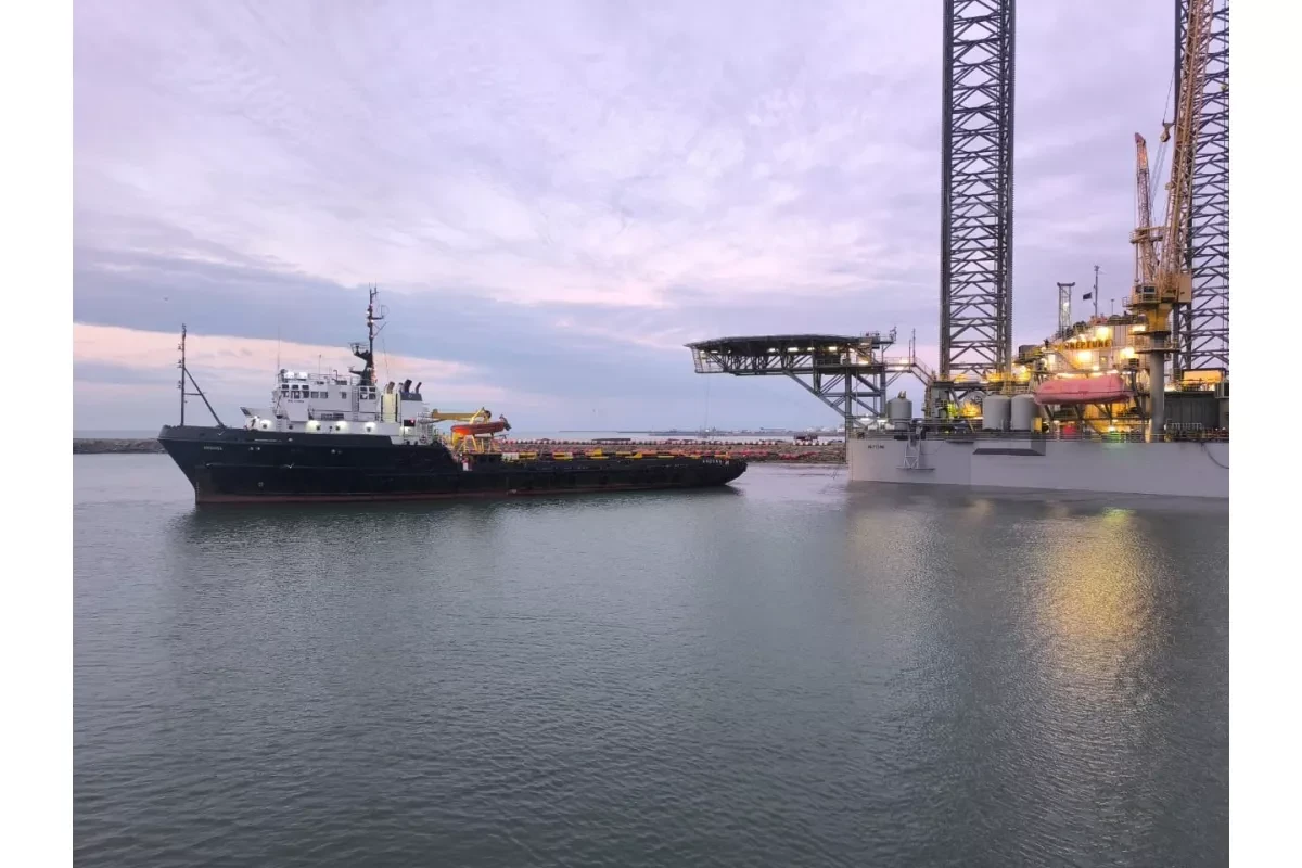 Azerbaijan tows “Neptun” rig to Caspian joint field with Turkmenistan PHOTO