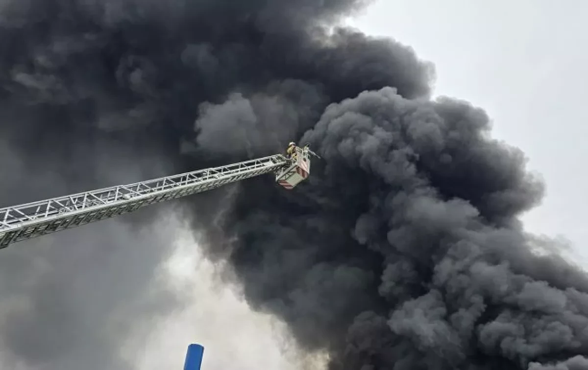 Explosion rocks New Mexico oil refinery, three injured