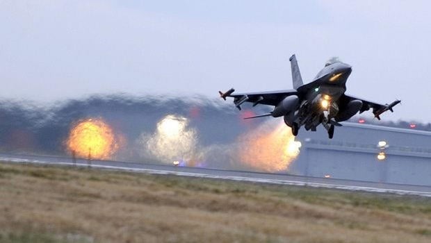 Tejas fighter crashes Aa Dubai Air Show - Video