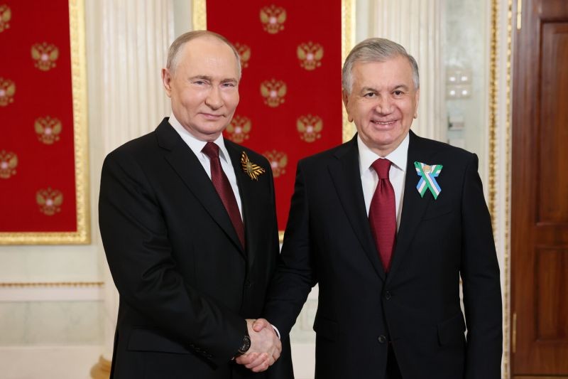 Путин встретился с президентом Узбекистана в Ашхабаде