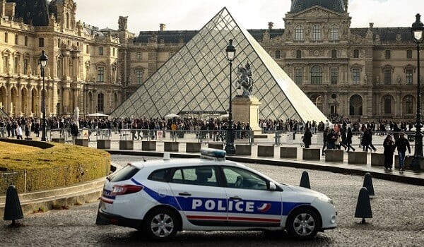 Louvre flood damages up to 400 books
