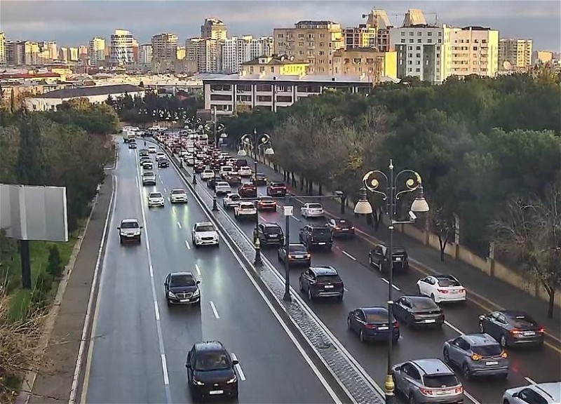 В Баку на ряде улиц и проспектов затруднено движение транспорта - ФОТО