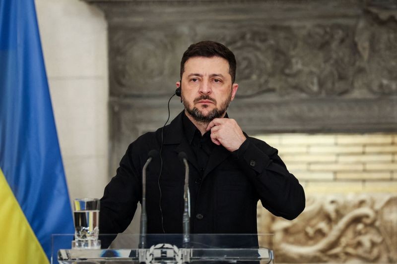 Киев подтвердил появление неизвестных дронов у самолета Зеленского