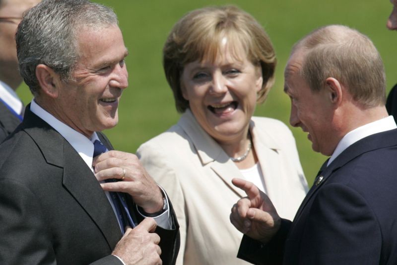 Рассекречен разговор Путина и Буша за сутки до вторжения в Ирак