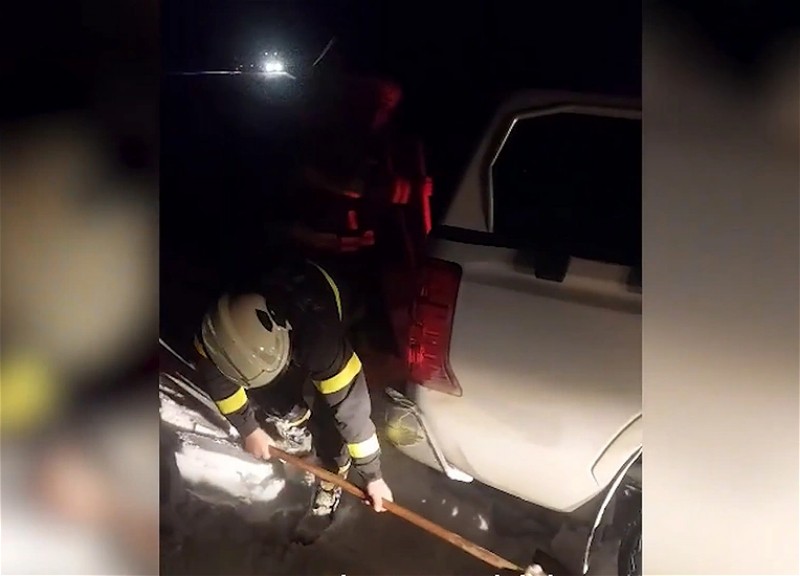 Спасатели МЧС помогли гражданам, застрявшим в автомобиле по дороге в Физули