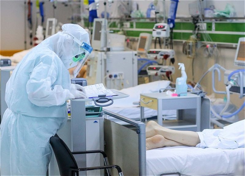 Продлен срок надбавки к зарплате медработников, задействованных в борьбе с COVID-19
