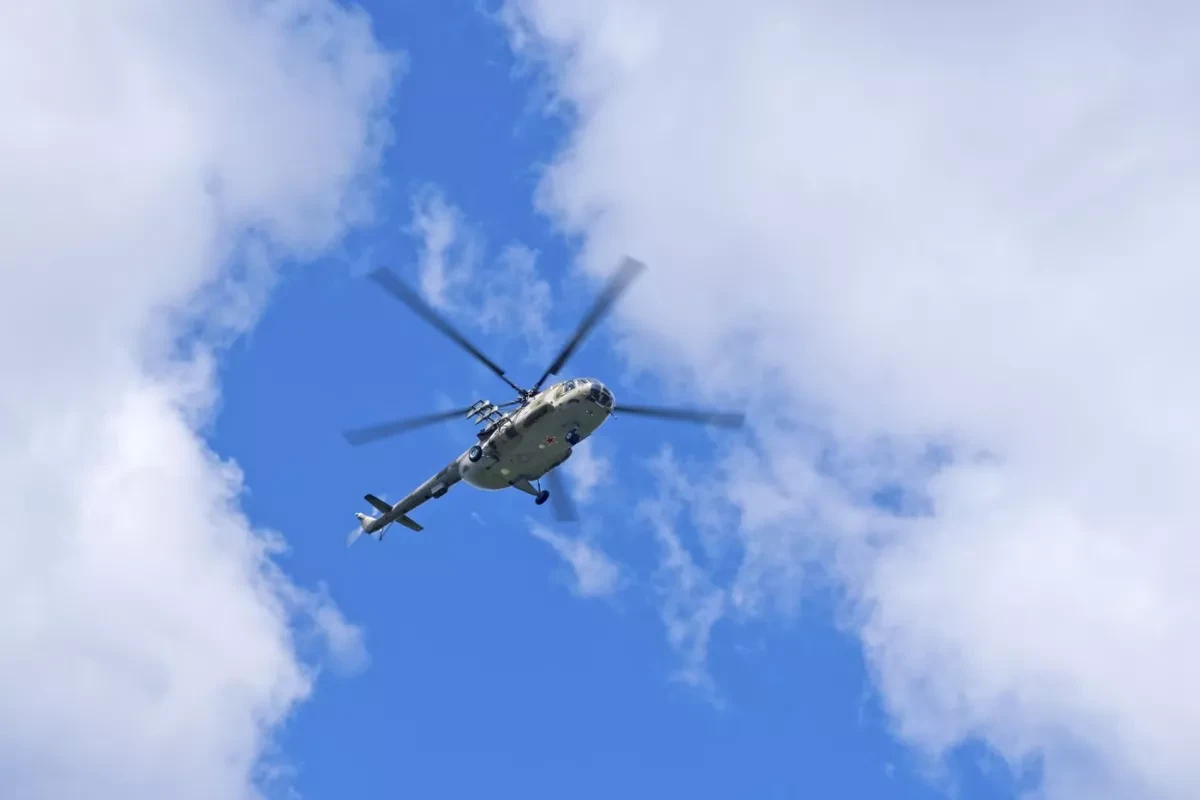 Kyrgyz emergency chief performs helicopter jump during drills photo