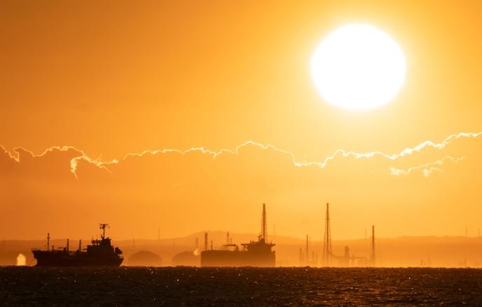İran Hörmüz boğazında daha bir neft tankerini vurub