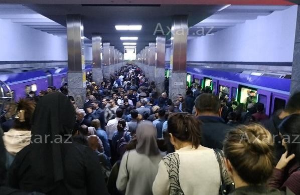 Эвакуация пассажиров метро, застрявших в тоннеле - Видео