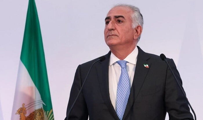 Reza Pahlavi splashed with paint in Berlin - Video