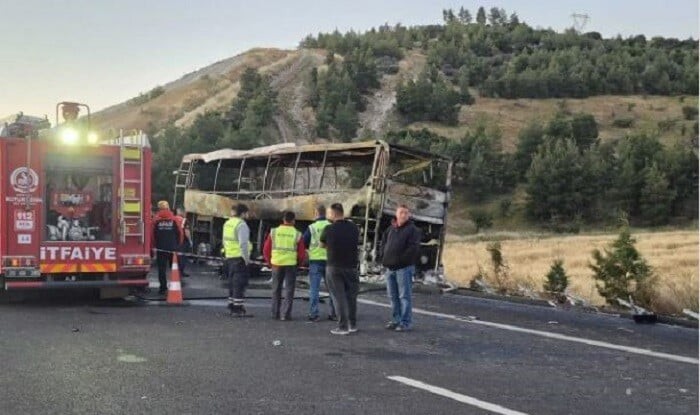 8 killed as bus crashes and burns in Turkiye - Video