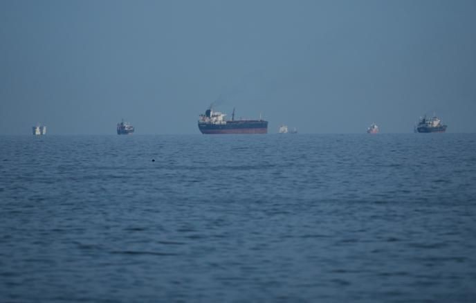 ВМС КСИР: через Ормузский пролив за сутки прошли 25 судов