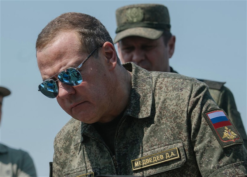 «Завалите хлебало. Это пока цветочки»: Медведев отреагировал на инцидент с БПЛА в Румынии