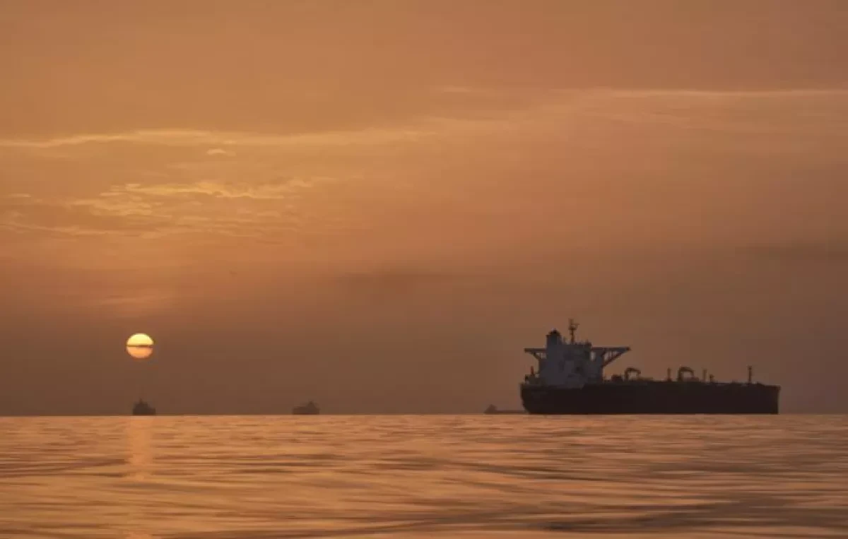 Hundreds of commercial ships waiting near Strait of Hormuz
