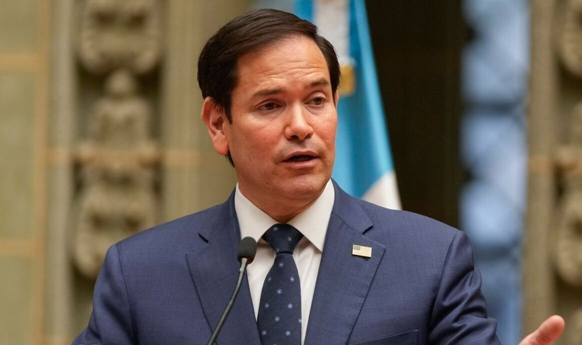 Marco Rubio takes DJ role at family wedding - Video