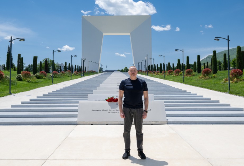 President Ilham Aliyev laid flowers in front of Victory Arch in Khankendi city
