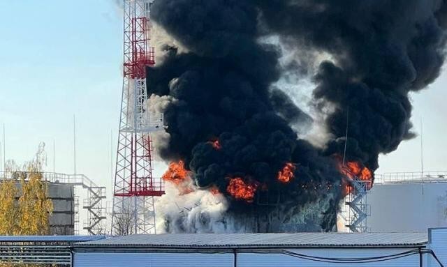 Drone strike sparks major fire in Taganrog oil facilities - Video