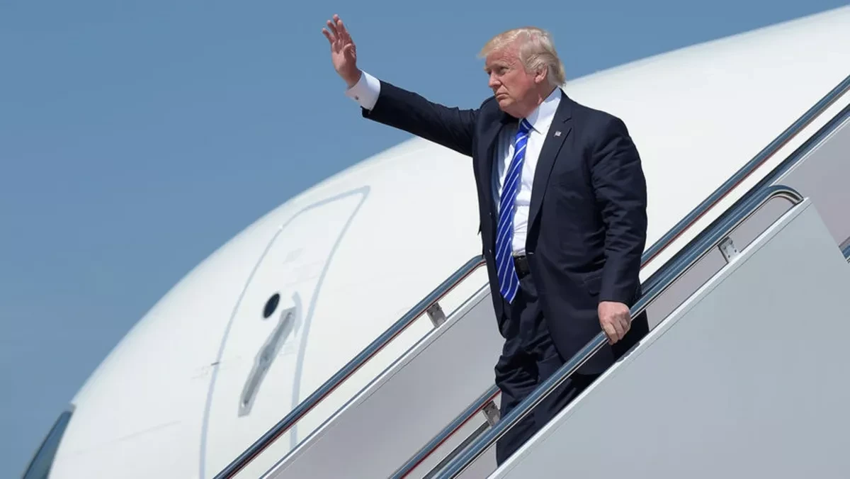 Trump touches down in Beijing ahead of talks with Xi Jinping VIDEO
