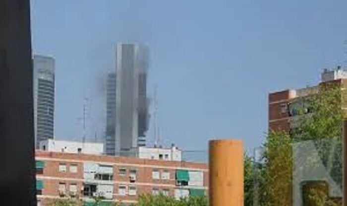 Madrid skyscraper evacuated after heavy smoke - Video