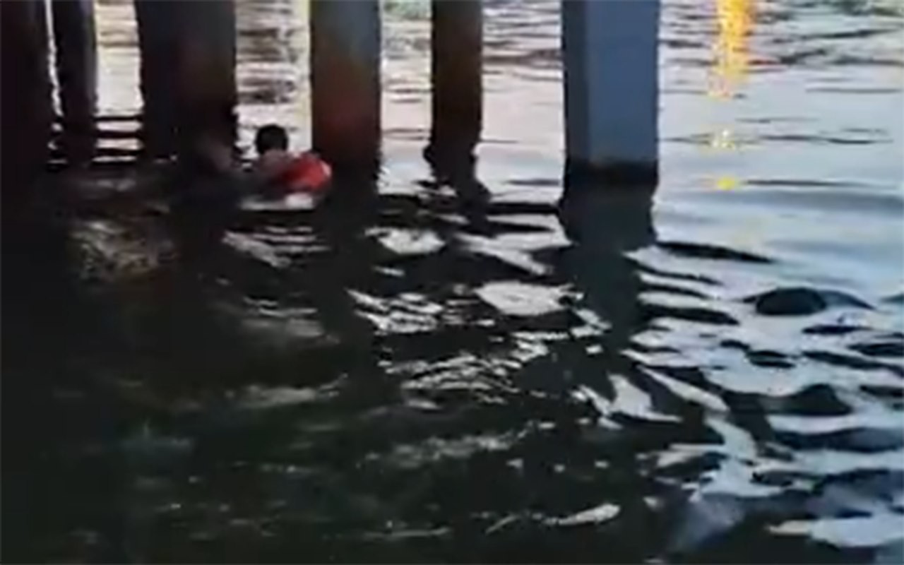 Bulvarda batan 18 yaşlı gəncin xilasedilmə anı -