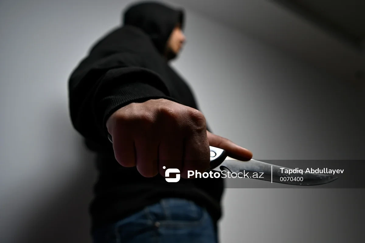 В Баку мужчина с тяжелым ранением шеи приехал к отелю на мотоцикле