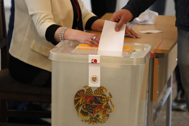 Parlament seçkilərində səsvermə başladı - Paşinyanın partiyası qalib gələcəkmi?