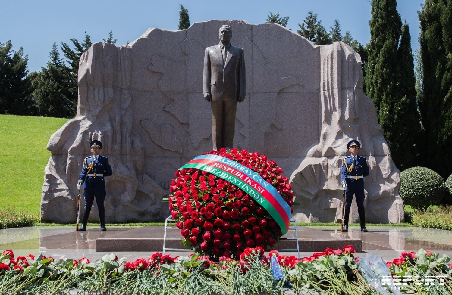 Berdimuhamedov pays tribute to Heydar Aliyev - Photo