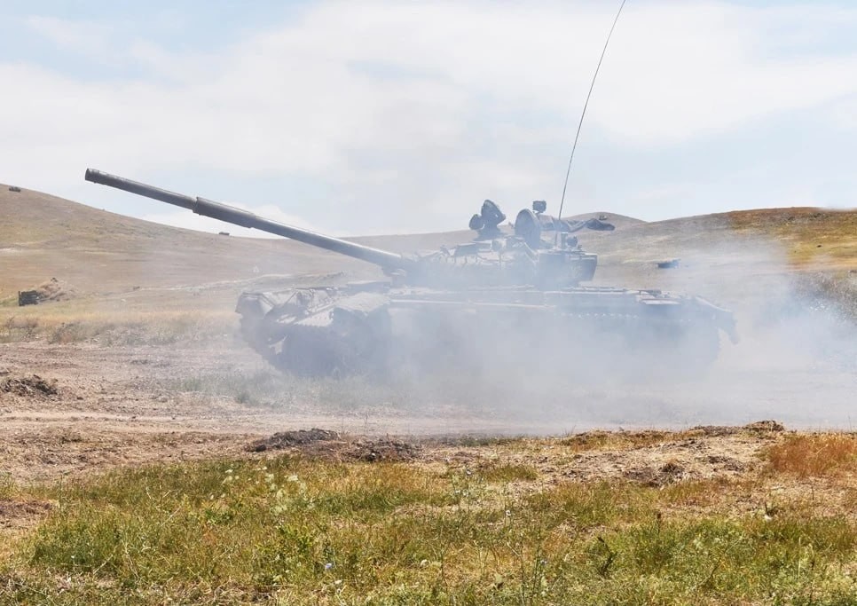 Erməni zabit tank təlimlərində