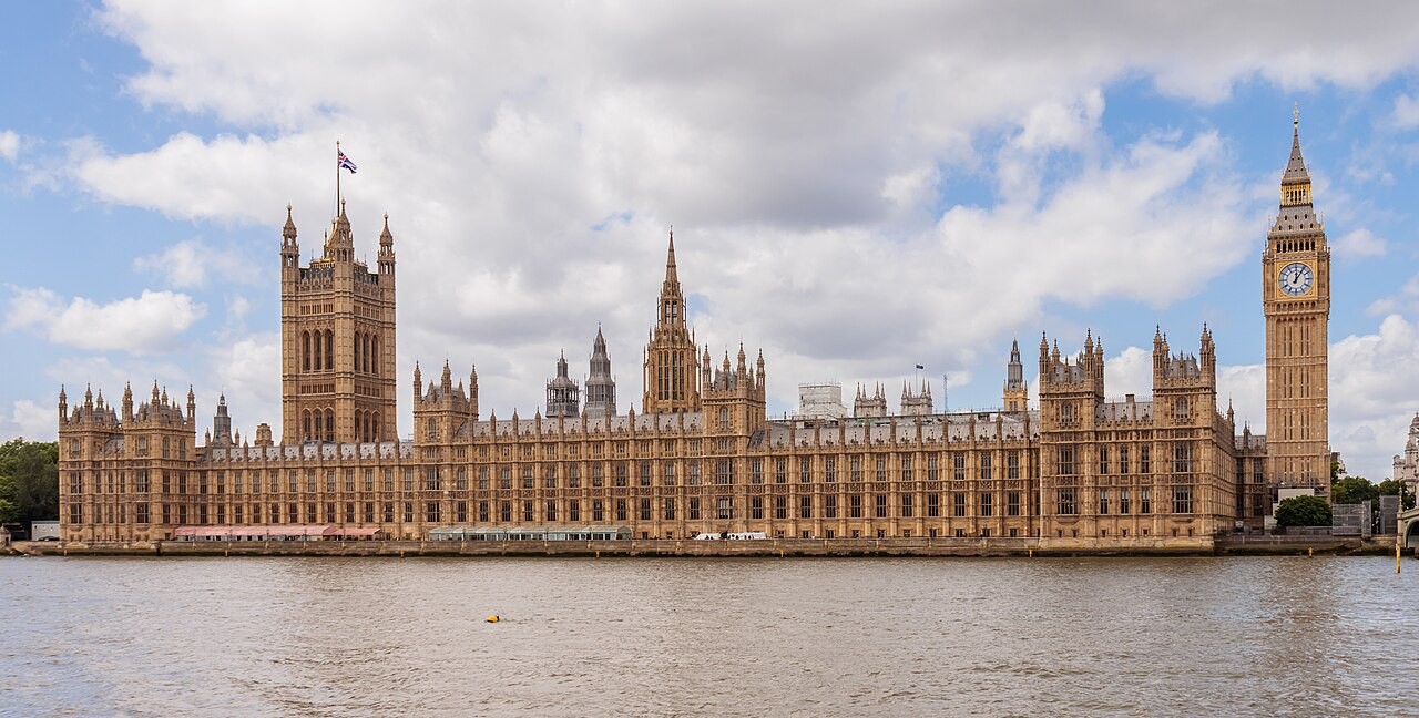 Britaniyada hökumət binasında gizli kamera aşkar edilib