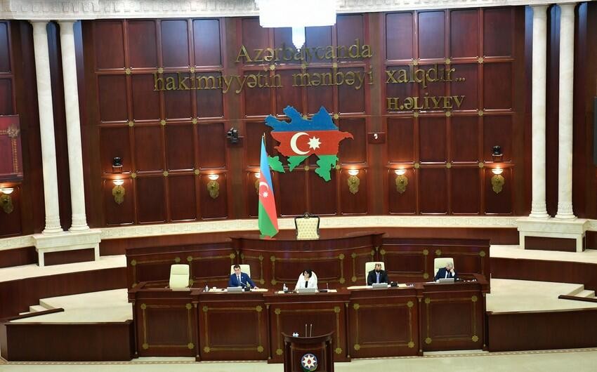 Parlamentdə ötən ilin büdcəsi müzakirəyə çıxarılıb