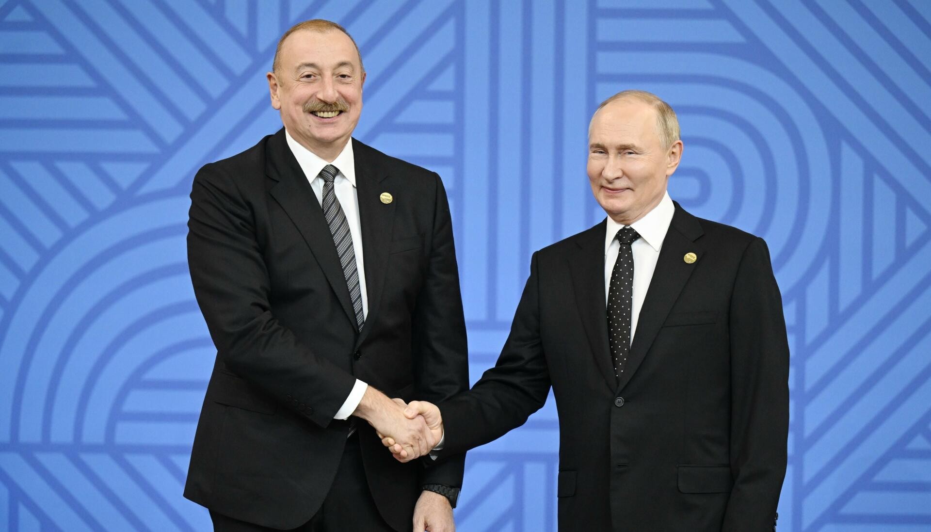 Aliyev congratulates Putin on National Day