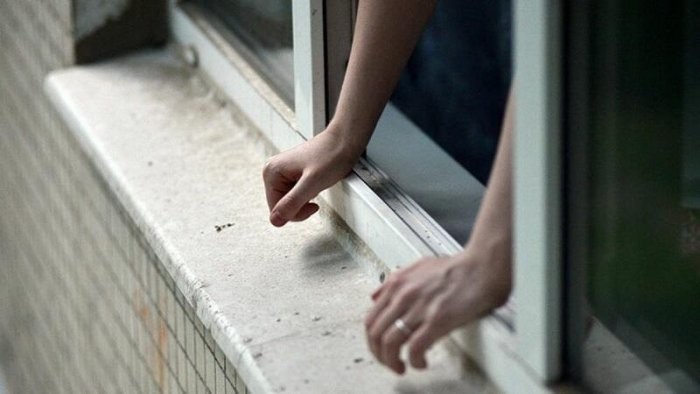 19 yaşlı oğlan 9-cu mərtəbədən yıxıldı -