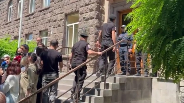 İrəvanda gərginlik: MSK rəsmi nəticələri elan etdi, müxalifət binanın qarşısına toplandı -
